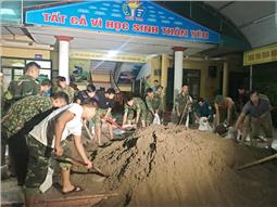 Tình quân dân  trong mưa lũ
